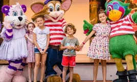 Mascottes sur scène au camping Les Sables du Midi